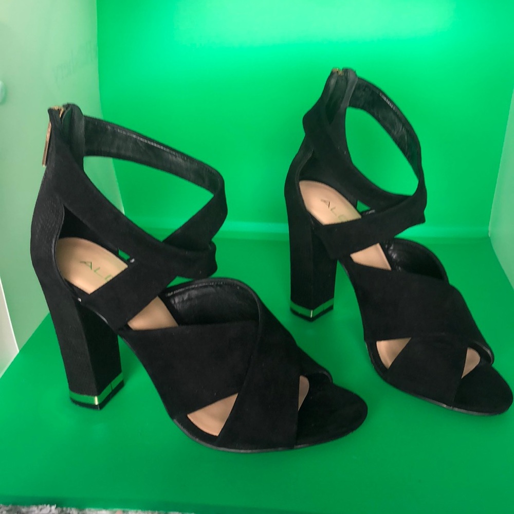 Aldo Nydaen Black and gold sandals size 7.5